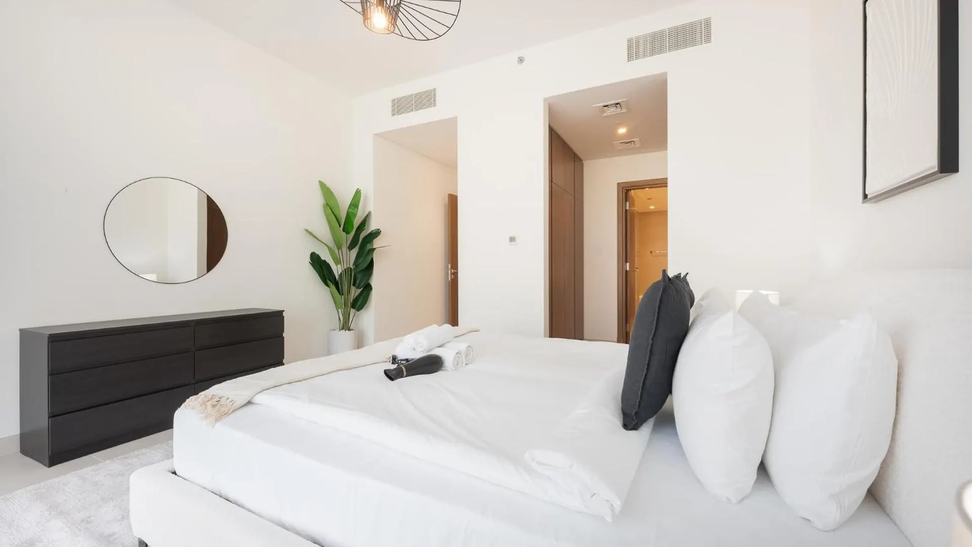 Elegant Relaxing 3-Bedroom Apartment In Perfect Location At Canal Front 6 Dubaj