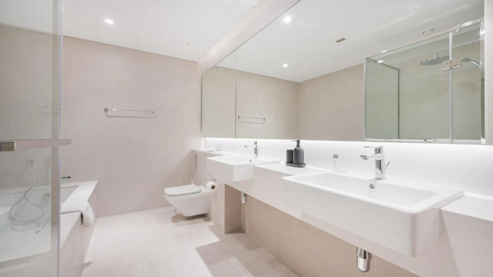 Elegant Relaxing 3-Bedroom Apartment In Perfect Location At Canal Front 6 Dubaj
