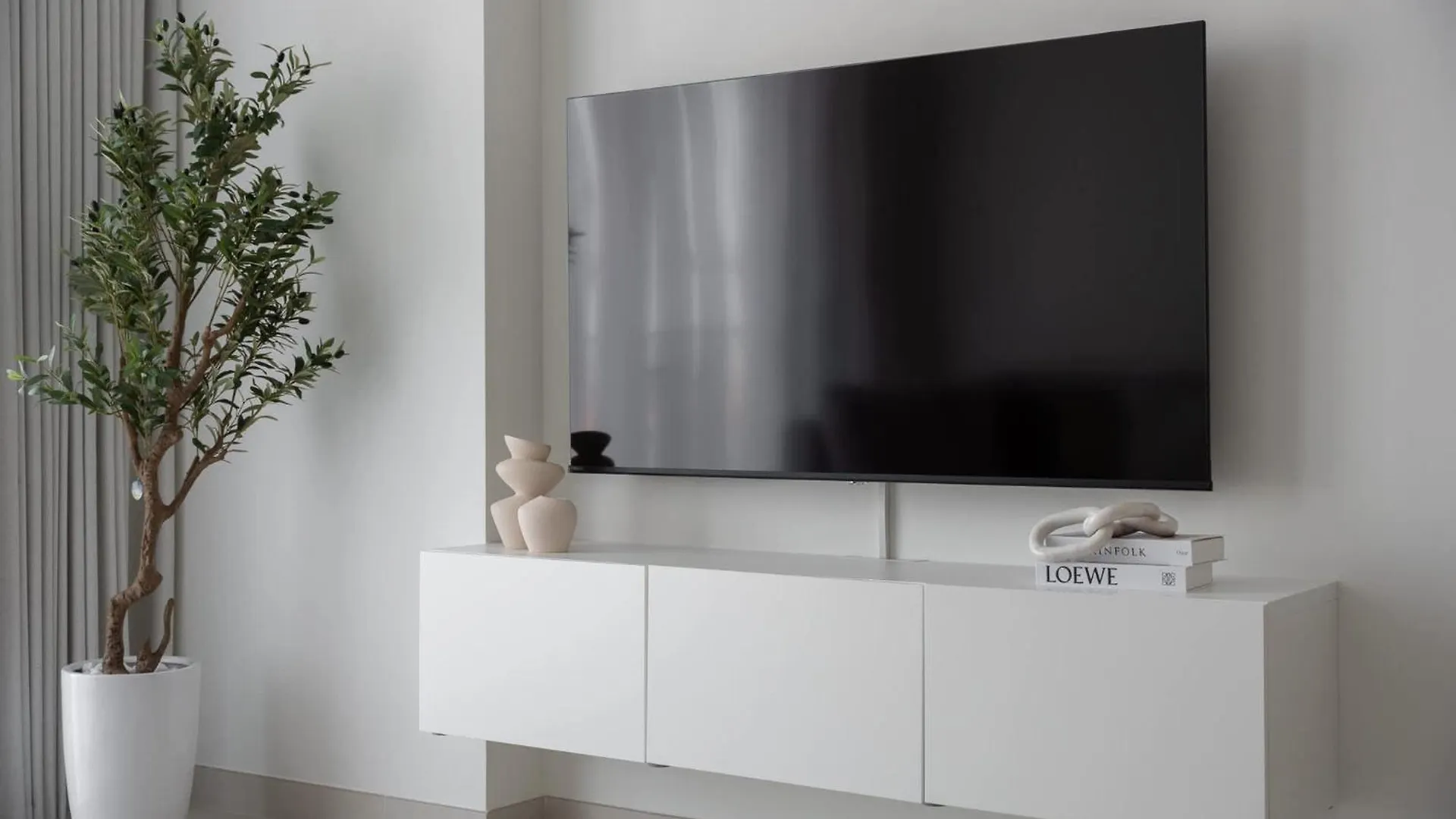 Elegant Relaxing 3-Bedroom Apartment In Perfect Location At Canal Front 6 Dubai