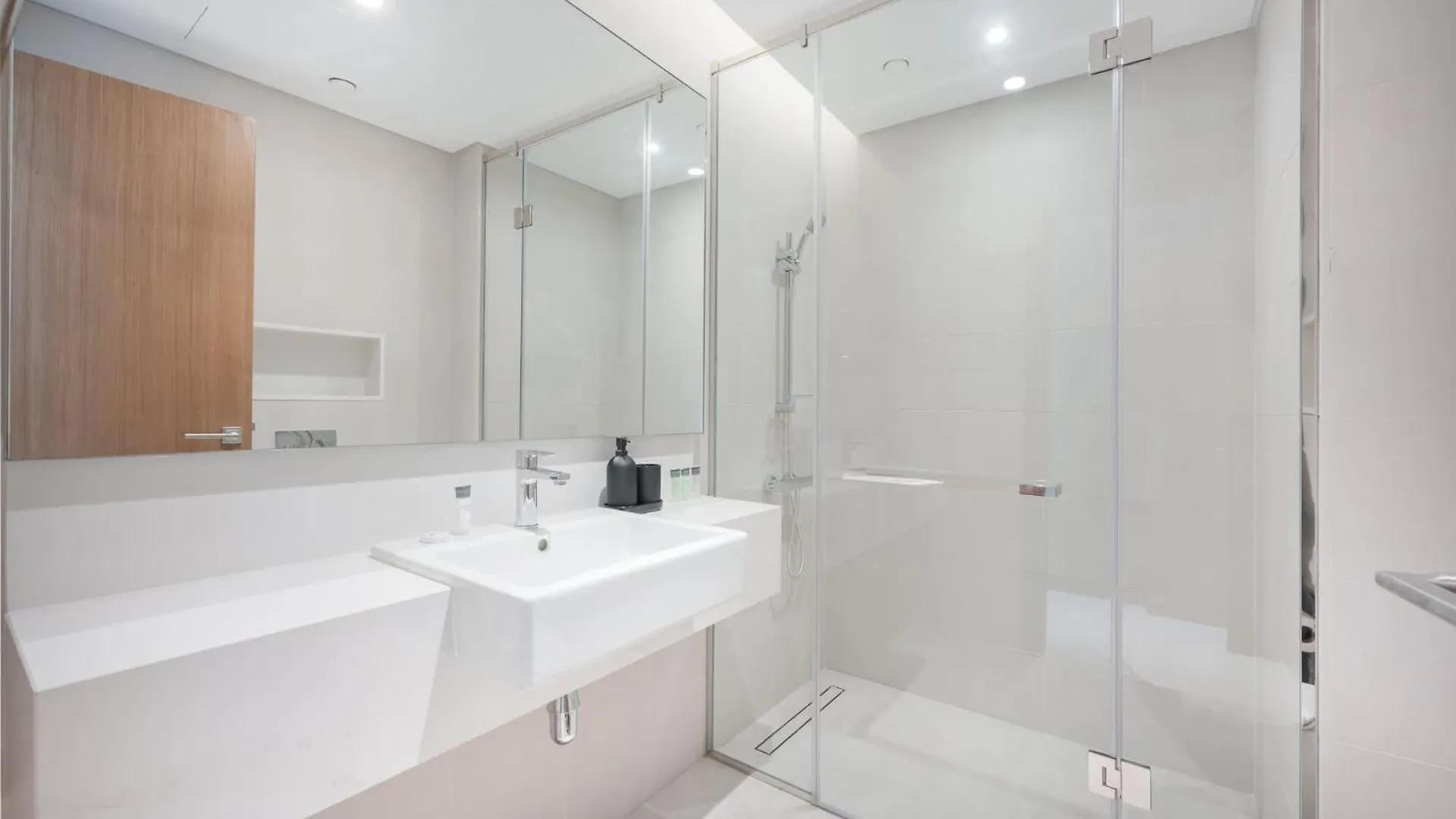 Elegant Relaxing 3-Bedroom Apartment In Perfect Location At Canal Front 6 Dubai United Arab Emirates