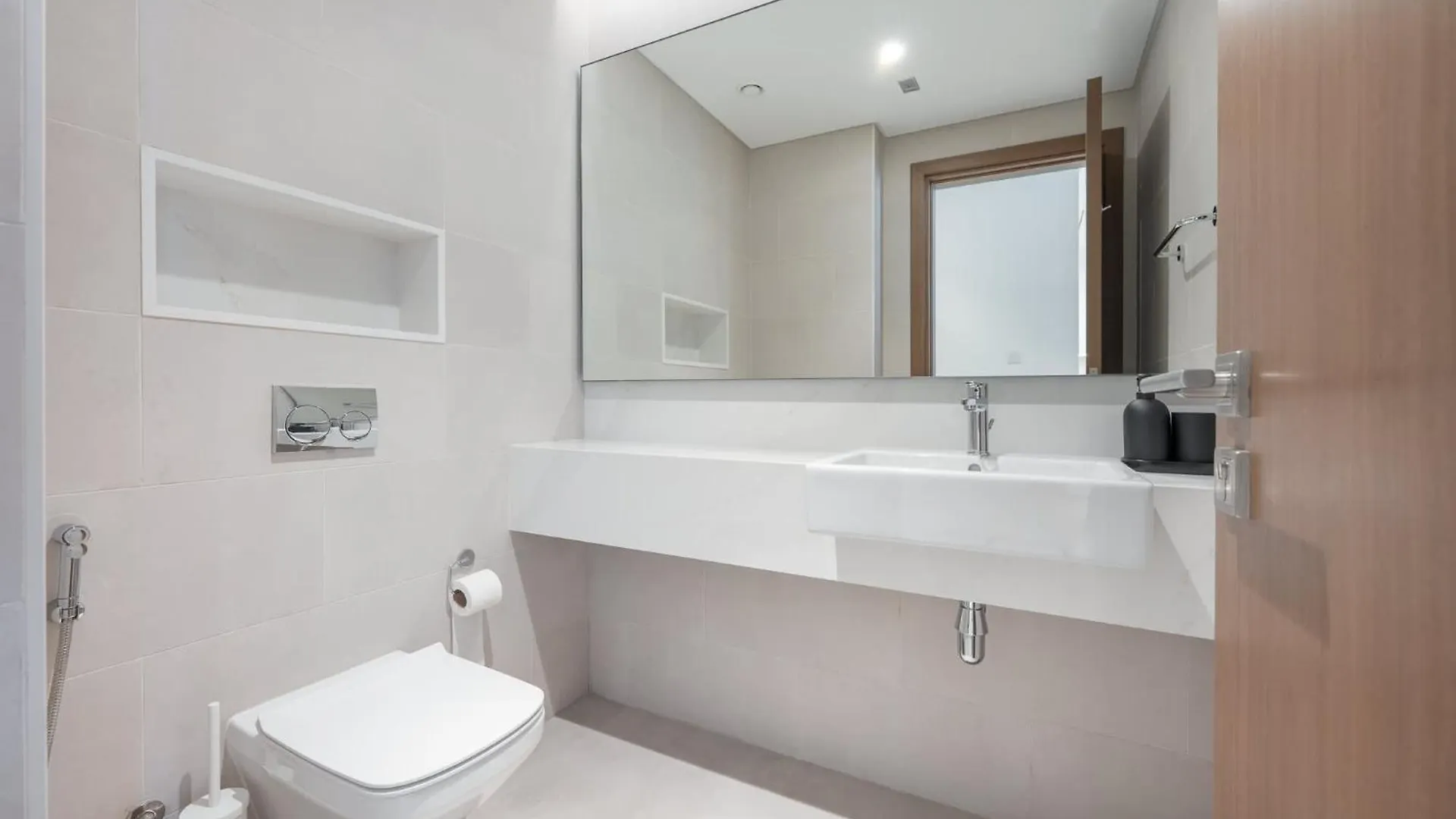 Elegant Relaxing 3-Bedroom Apartment In Perfect Location At Canal Front 6 Dubai 0*,  United Arab Emirates