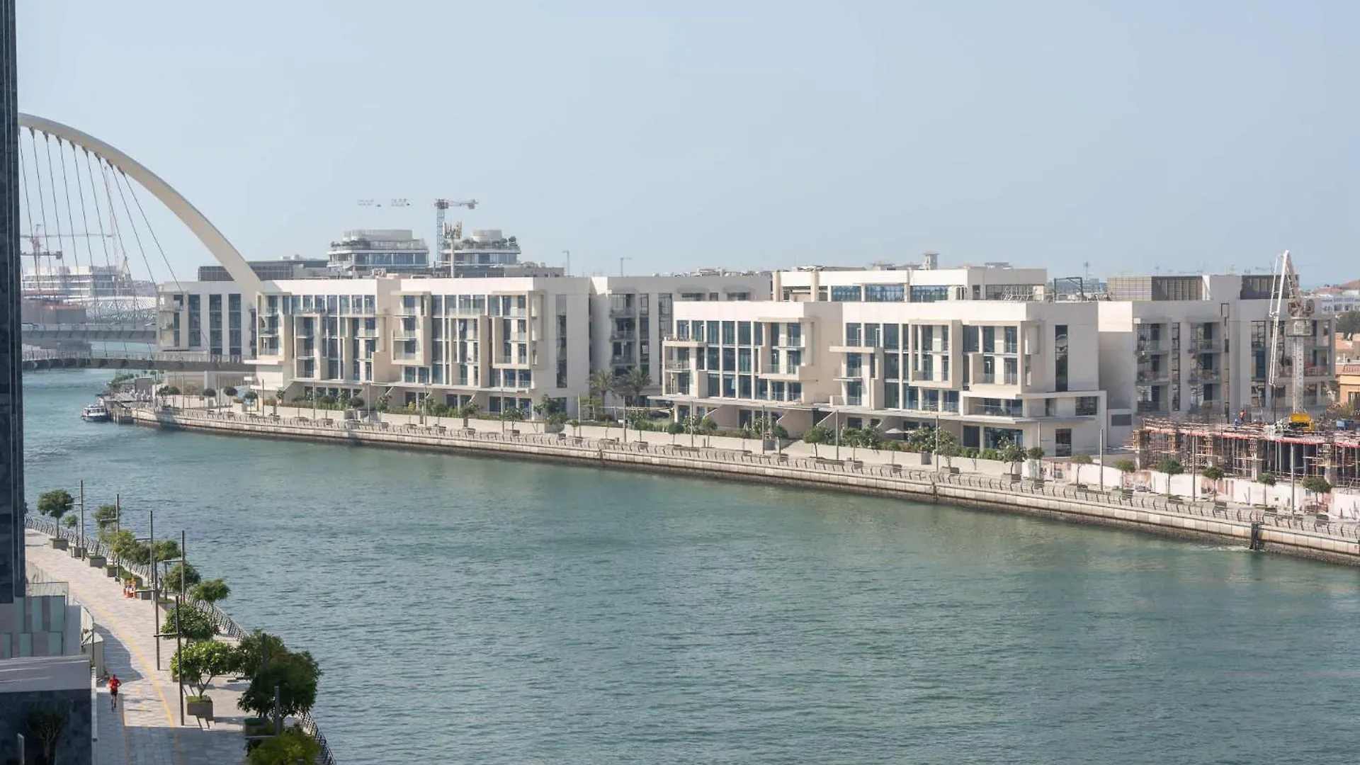 Elegant Relaxing 3-Bedroom Apartment In Perfect Location At Canal Front 6 Dubai