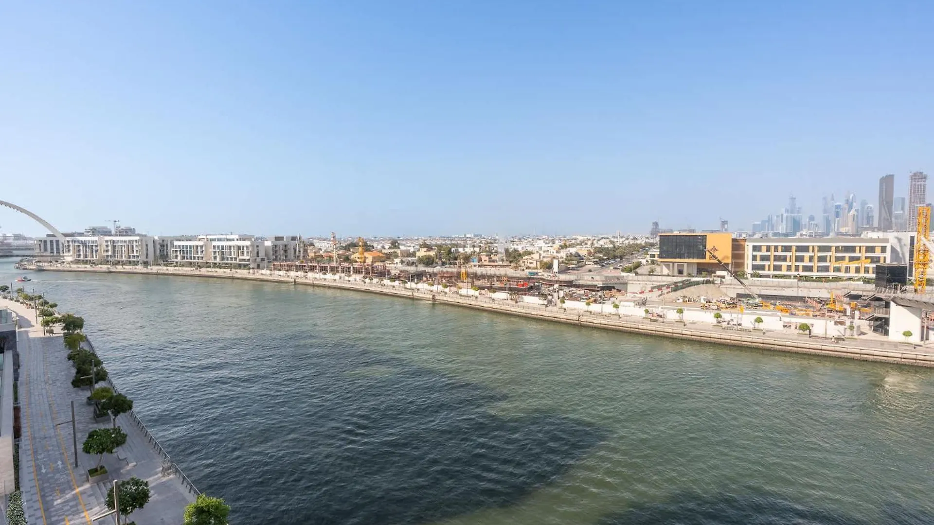 Elegant Relaxing 3-Bedroom Apartment In Perfect Location At Canal Front 6 Dubai